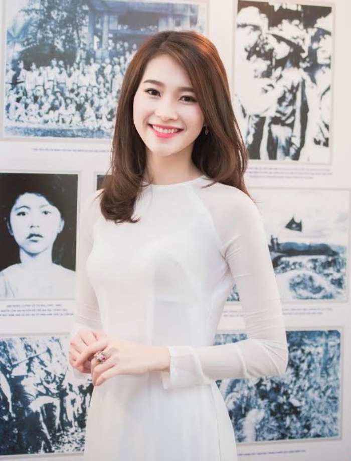 Trang phục áo dài thiết kế cổ thuyền