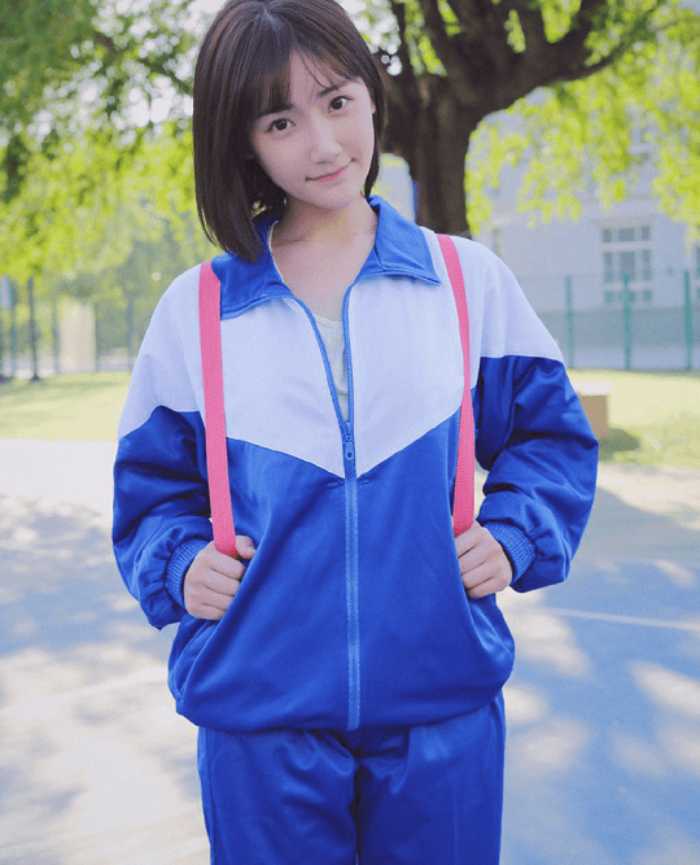 Sự đan xen sắc màu xanh, trắng trên chiếc áo khoác