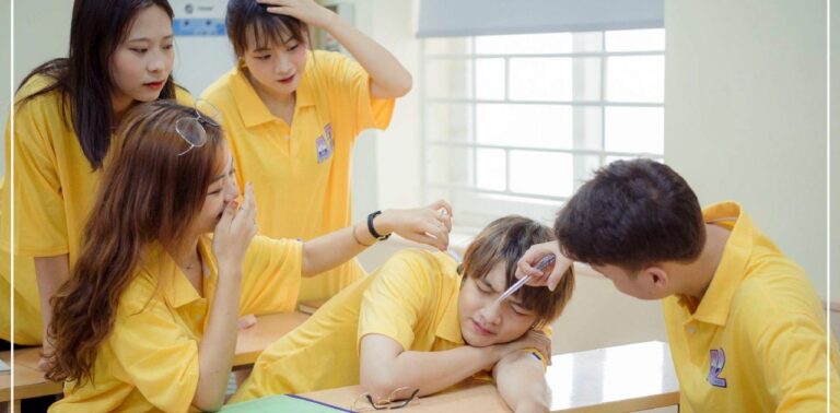 10 Mẫu áo lớp màu vàng cam rực rỡ, thiết kế thanh lịch