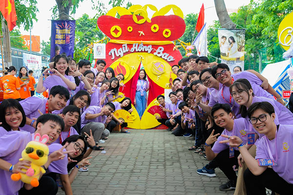 Cách trang trí cổng trại xuân