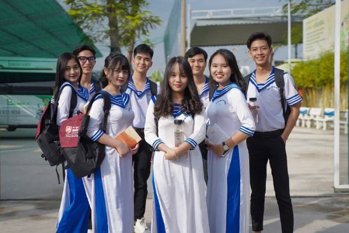 Trang phục thủy thủ của trường THPT Nhân Việt