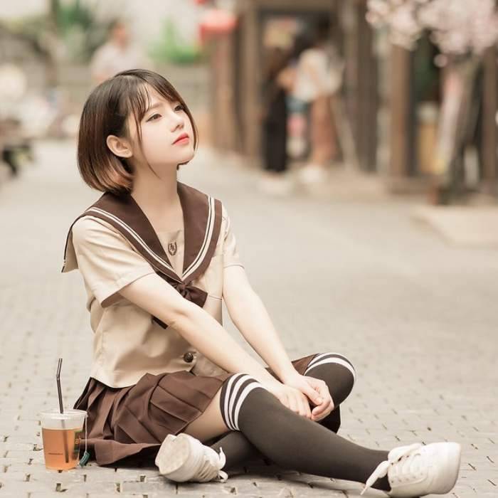 Bộ đồ của nữ sinh thiết kế hiện đại với tông màu nâu