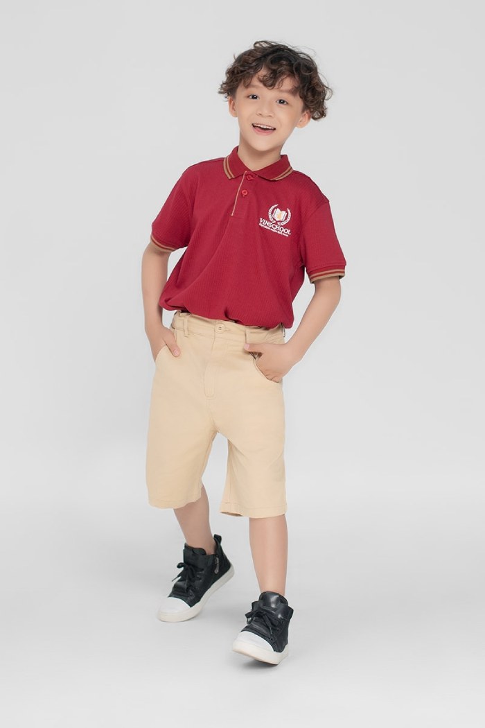 Sắc màu đỏ đô ấn tượng trên nền áo polo đồng phục