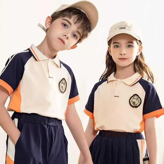Trang phục áo polo màu nâu ấn tượng