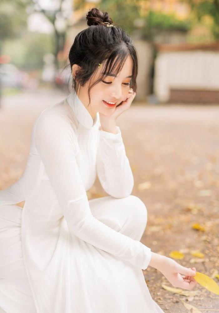 Tạo kiểu tóc búi củ tỏi đơn giản