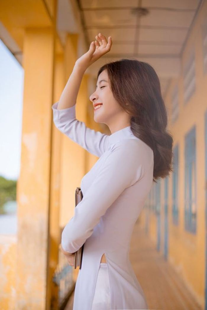 Kiểu tóc mặc áo dài học sinh uốn gợn sóng