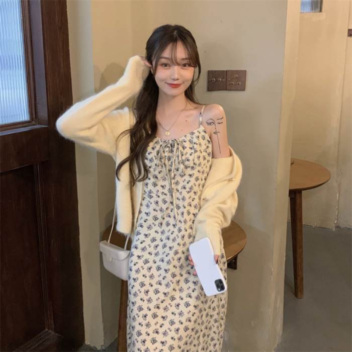 Mẫu váy hai dây kết hợp cùng áo cardigan điệu đà
