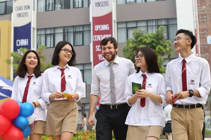 Mẫu áo sơ mi trắng của các bạn trường Quốc Tế Vinschool