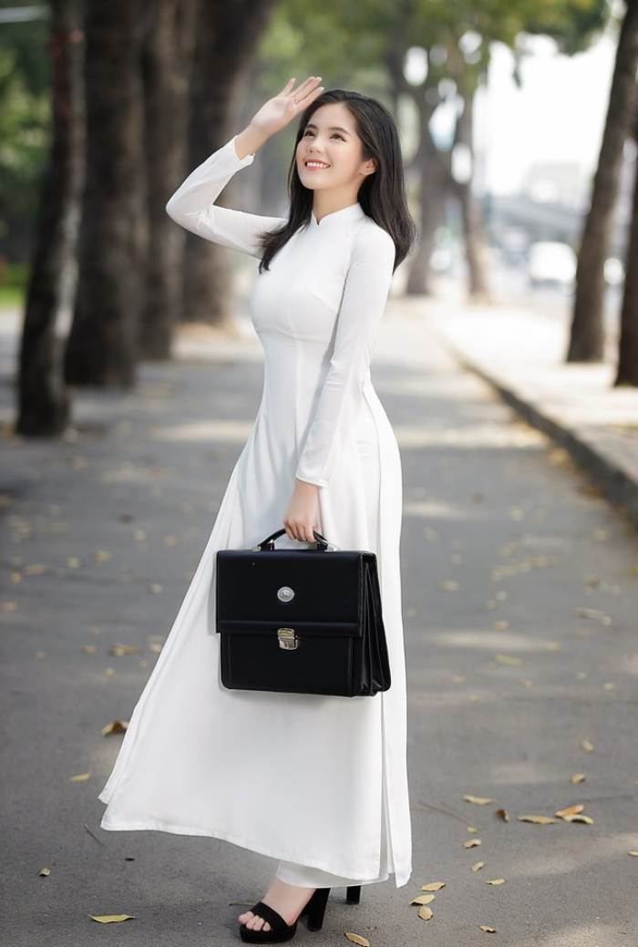 Mẫu trang phục thiết kế bằng chất liệu vải lụa mềm mịn
