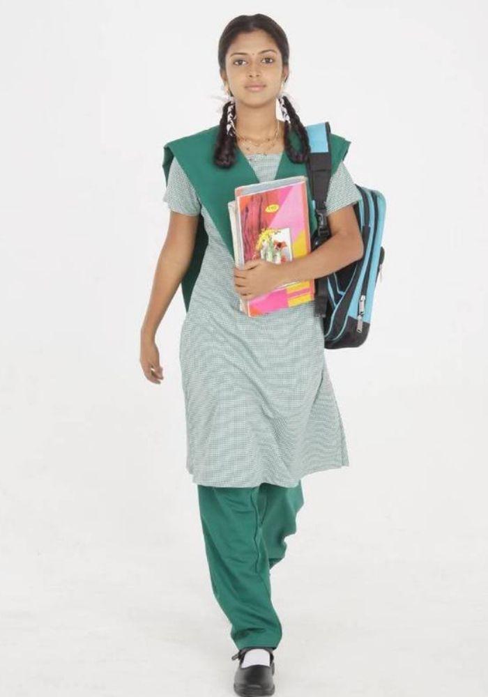 Trang phục thiết kế với tông màu xanh ngọc đặc trưng