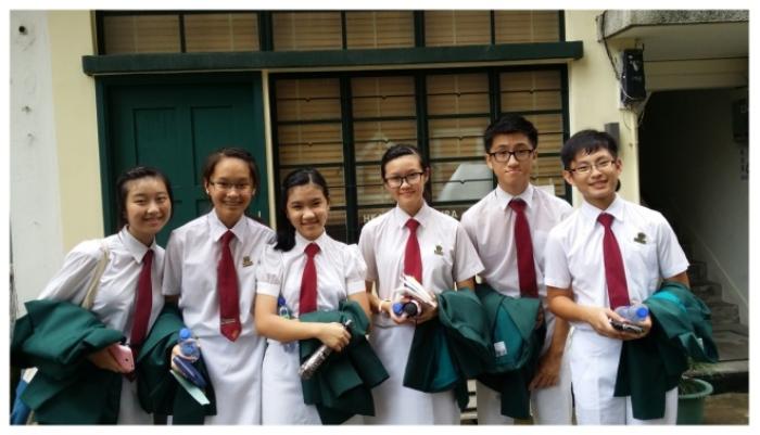 Trang phục nữ sinh tại Hồng Kông với tông màu xanh lá cây chủ đạo