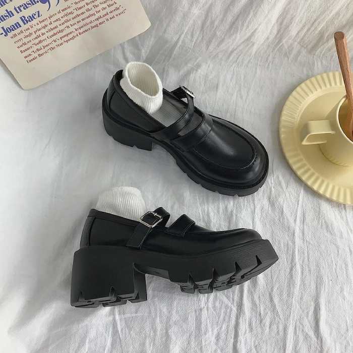 Giày Mary Jane được nhiều nữ sinh sử dụng khi mặc áo dài