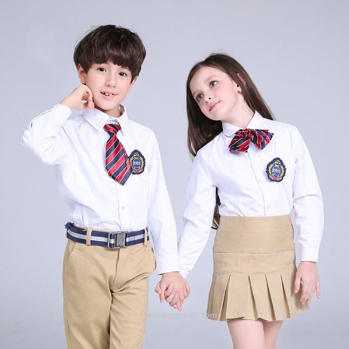 Sự kết hợp giữa áo sơ mi trắng cùng quần/váy màu be