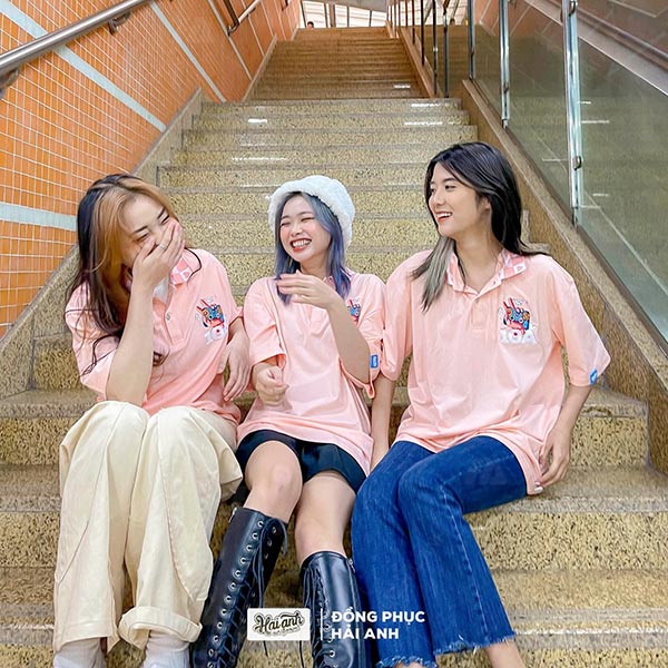 Sự kết hợp hài hòa giữa áo lớp màu hồng & quần jeans