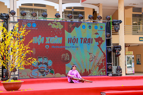 Thi văn nghệ tai hội trại xuân