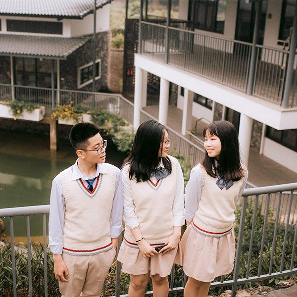 Chụp ảnh kỷ yếu hình 8