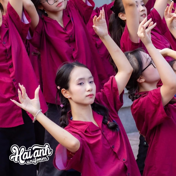 Các bạn học sinh quẩy flashmob với đồng phục nhà Hải Anh