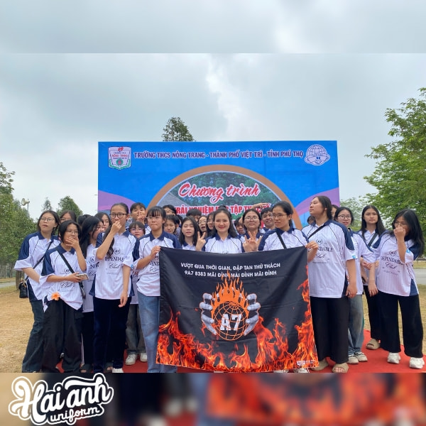 Tập thể chụp ảnh cùng cờ lớp do Hải Anh thiết kế