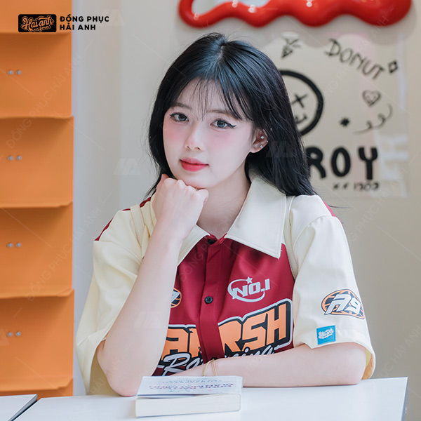 Áo Lớp Sơ Mi Oversize Chasing Màu Đỏ Đô Phối Tay Màu Kem Cheese 