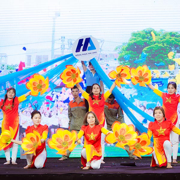 Tiết mục văn nghệ tổng kết cuối năm hình 2