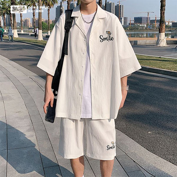 Phối áo sơ mi cùng quần short thể thao