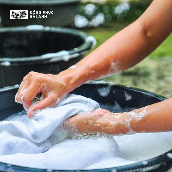 Nên giặt áo lớp thường xuyên