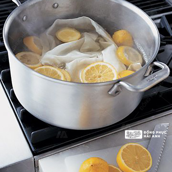 Vệ sinh áo lớp bằng chanh tươi