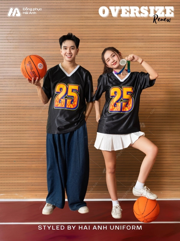 Áo thun đồng phục lớp oversize cổ tim màu đen - Hình 1