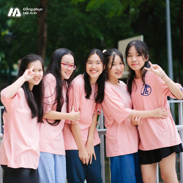 Mẫu áo lớp màu hồng pastel form oversize trẻ trung, ngọt ngào
