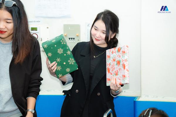 Những món quà nhỏ được trao gửi bằng sự chân thành