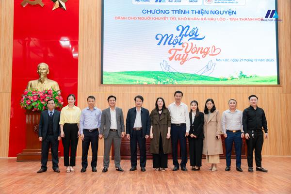 Lãnh đạo xã Hậu Lộc và lãnh đạo Đồng phục Hải Anh