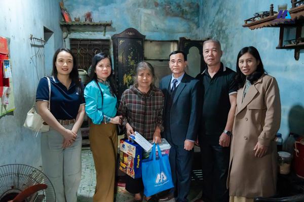Ban lãnh đạo Hải Anh đến thăm tận nhà gia đình có hoàn cảnh đặc biệt khó khăn