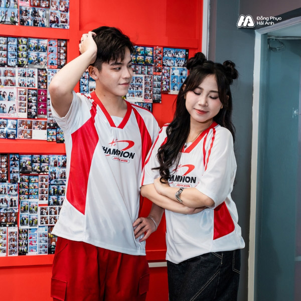 Áo lớp màu trắng Shine On cá tính, trẻ trung 