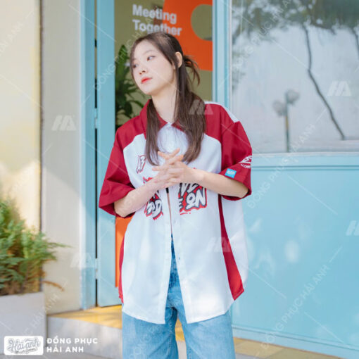 Mẫu Áo Lớp Sơ Mi Oversize Chasing Màu Đỏ Đô Phối Trắng - ảnh 3