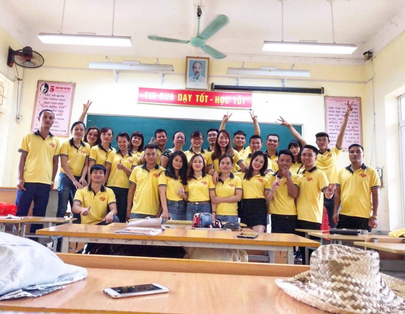 Phong cách thiết kế phù hợp để sử dụng trong những mẫu áo đồng phục họp lớp kỉ niệm 10, 15, 20 năm ra trường.