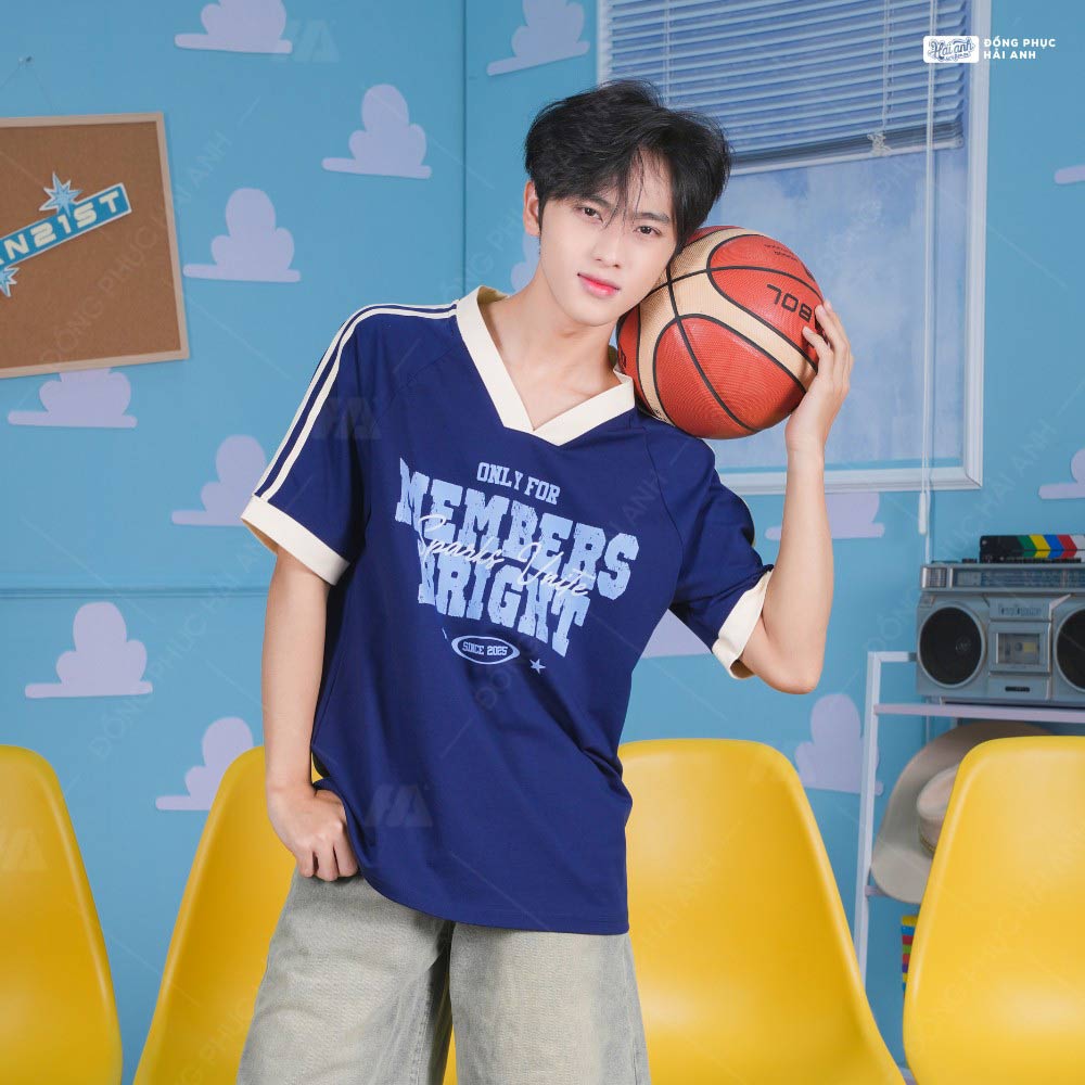 Form áo cổ tim oversize “hot hit” đậm chất thanh lịch và năng động