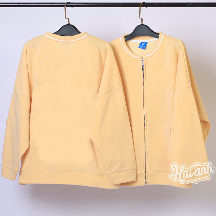 Mẫu áo khoác nỉ Bomber màu kem sữa