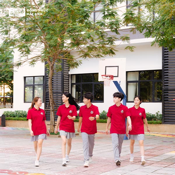 Set đồ nữ tính, nhẹ nhàng cùng áo polo Besties và chân váy xếp ly
