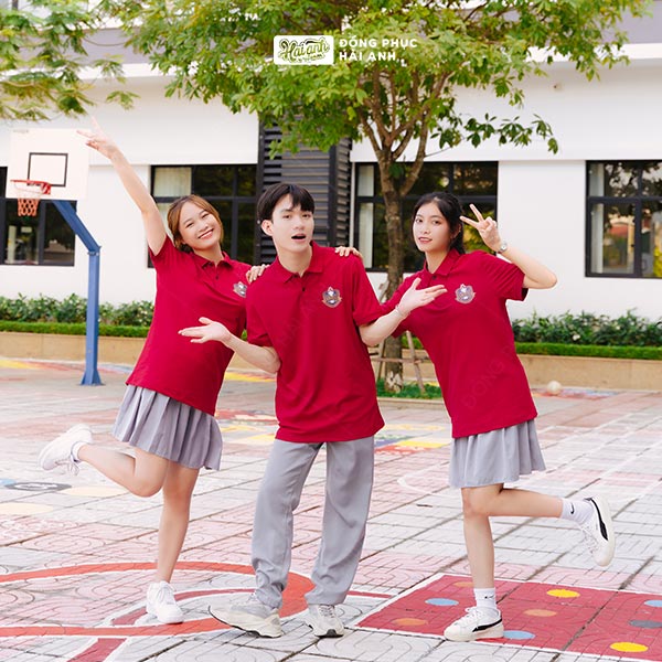 Bạn có thể dễ dàng mix áo polo Besties đỏ đô cùng quần âu thanh lịch