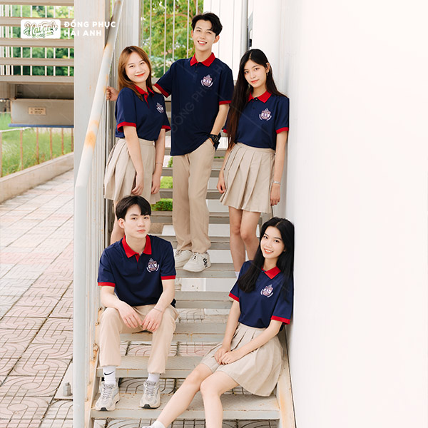 Besties xanh đen phối đỏ đô mang tới vẻ đẹp cổ điển, thanh lịch