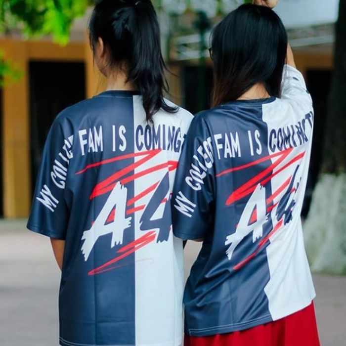 Áo lớp FlyZ màu xanh và trắng nổi bật với thiết kế hình in độc đáo - ảnh 2