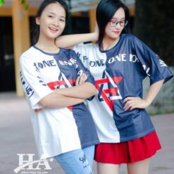 Áo lớp FlyZ màu xanh và trắng nổi bật với thiết kế hình in độc đáo