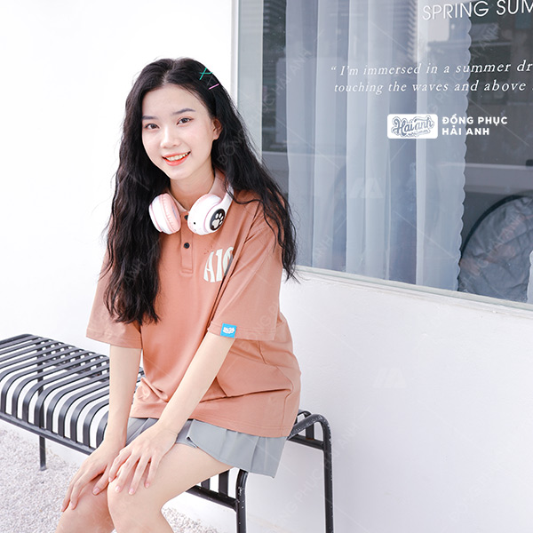 Bạn có thể mix áo Good Vibes cùng chân váy xếp ly ngắn