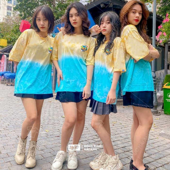 Mẫu đồng phục có thể kết hợp cùng váy để mặc đi chơi