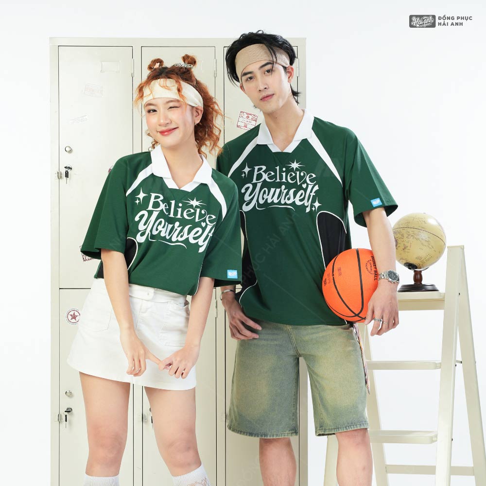 Mix áo Hustle xanh iris cùng quần jeans đậm chất streetwear
