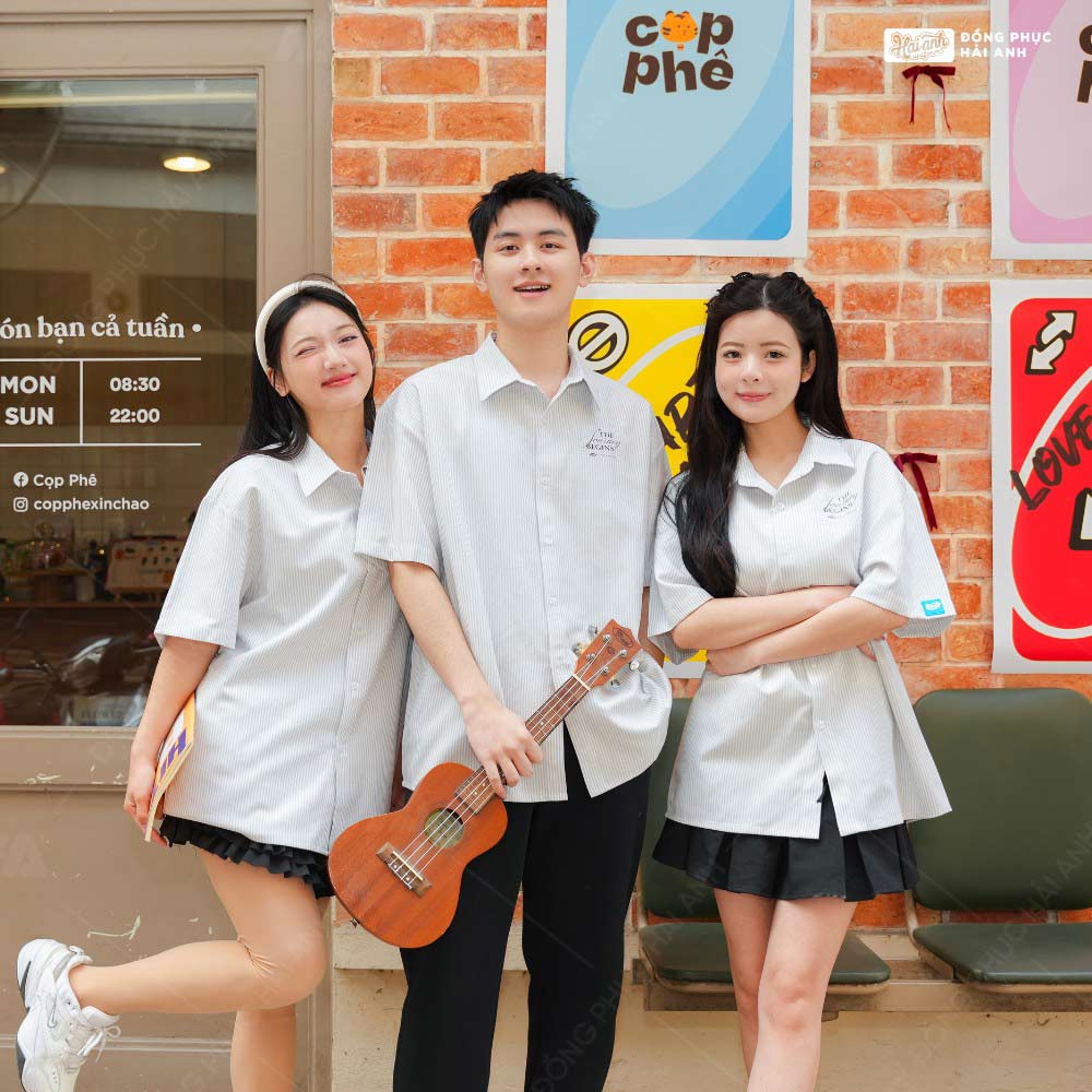 Mix áo Academy xám với chân váy giúp bạn thêm cá tính và năng động