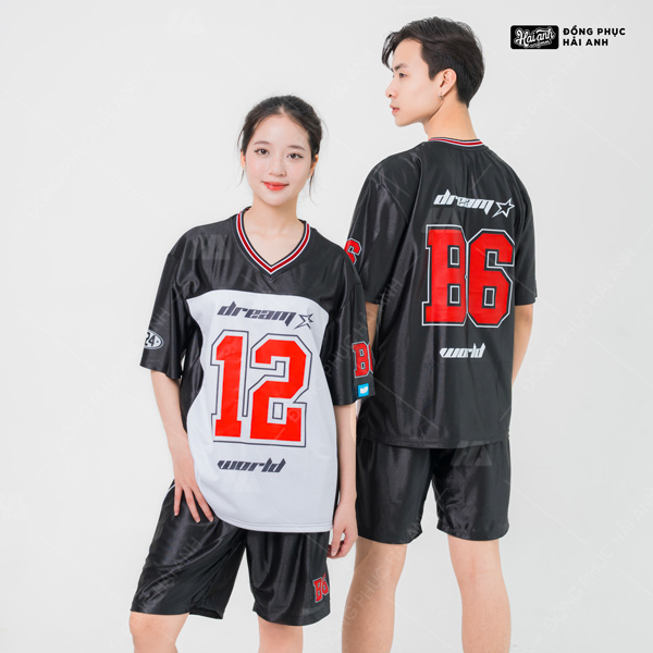 Cận cảnh mẫu áo lớp Oversize Sporty màu đen phối trắng
