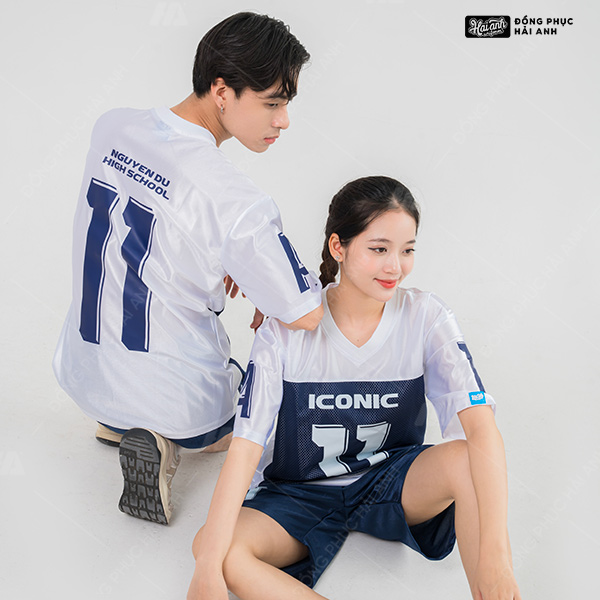 Outfit có sẵn của áo lớp Sporty màu trắng kết hợp màu xanh đen tại Hải Anh