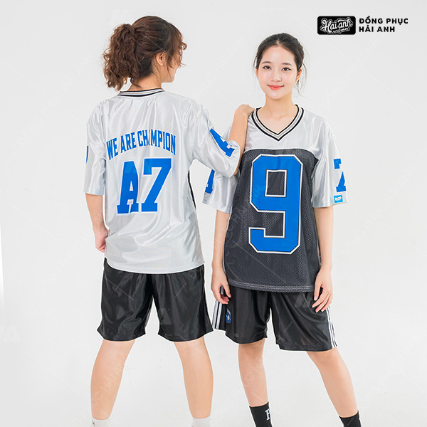Áo lớp Sporty màu xám kèm quần phong cách thể thao, cá tính