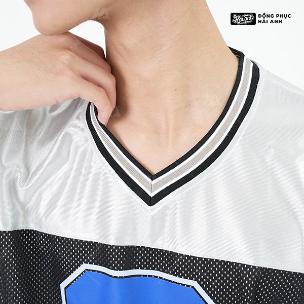 Áo lớp Sporty màu xám được bo cổ tỉ mỉ, chắc chắn